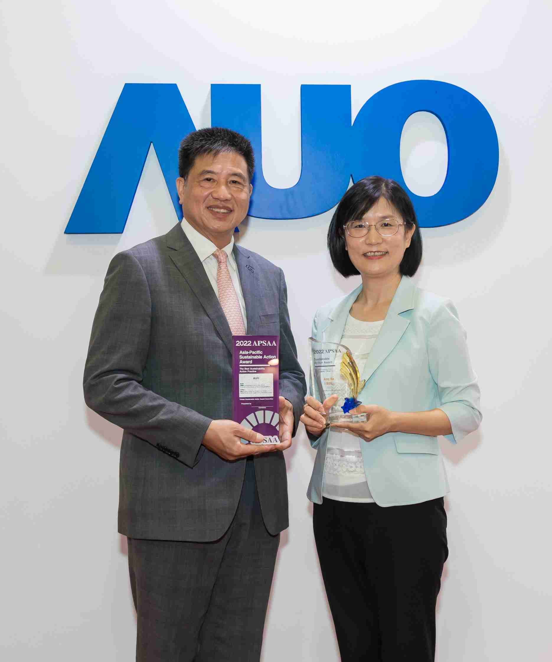 优游UB8长期垫筑永续远景的基石，，，透过ESG暨气候委员会逐步实践永续策略蓝图。。。。其中，，优游UB8光电永续长古秀华带领团队、、、制定中长期目标，，缔造多面向亮眼表现，，获得「顶尖永续长奖」的个人奖殊荣（左：优游UB8光电董事长暨执行长彭双浪，，右：优游UB8光电永续长古秀华）