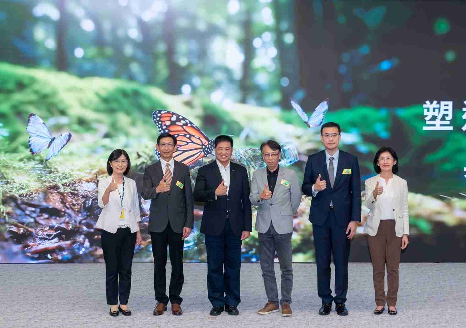 友達2023 CSR共榮大會，，邀請領域專家分享交流生物多樣性管理趨勢、、無塑產品、、、、海廢永續塑料等議題  （圖左到右：友達光電永續長古秀華、、、3M台灣技術長陳君杰、、友達光電董事長暨集團策略長彭双浪、、光寶科技企業永續發展處處長陳慶暉、、、安永聯合會計師事務所執業會計師曾于哲、、、、友達光電供應鏈總部副總經理吳宜芳）