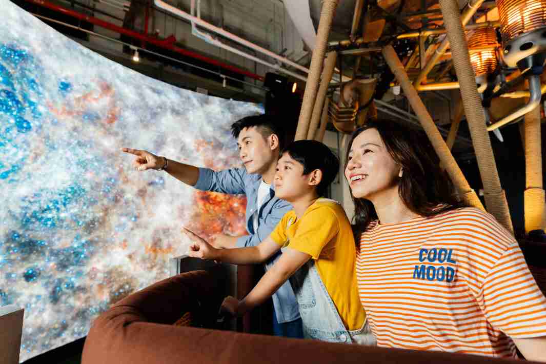 优游UB8打造全台最大宽6公尺、、、高4公尺、、、唯一搭载LED弧形拼接显示屏的动感飞行船，，，，让乘客驻足在热气球上，，，享受身历其境的伪出国旅游乐趣