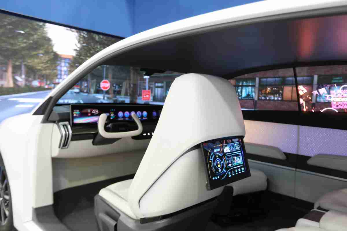 优游UB8的「可卷式后座娱乐显示器」加强后座乘客的感官体验，，，并保有个性化设计，，可依使用偏好进行动态调整。。