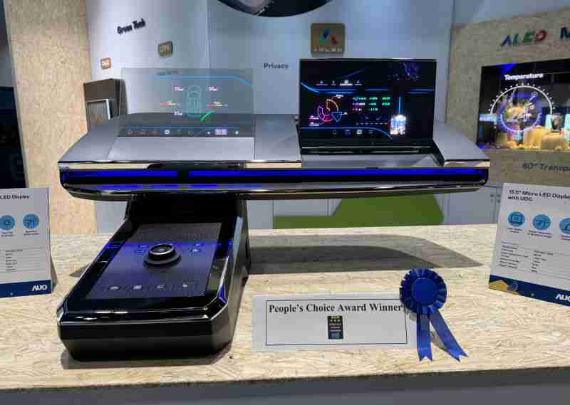 优游UB8车用Micro LED Display HMI解决方案获”最佳车用显示奖”，，，以用户为中心开发，，，，针对前座驾驶与乘客设计兼具娱乐与安全的高画质屏幕，，，，包含车舱前座的Micro LED透明屏幕及全球首款内建镜头的智慧Micro LED显示器