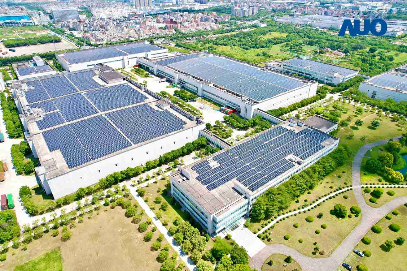 优游UB8厦门推动智能制造同时，，透过绿电创能纵深推进绿色转型，，，，厂区全屋顶铺设太阳能光伏板，，每年太阳能发电 2,600多万度