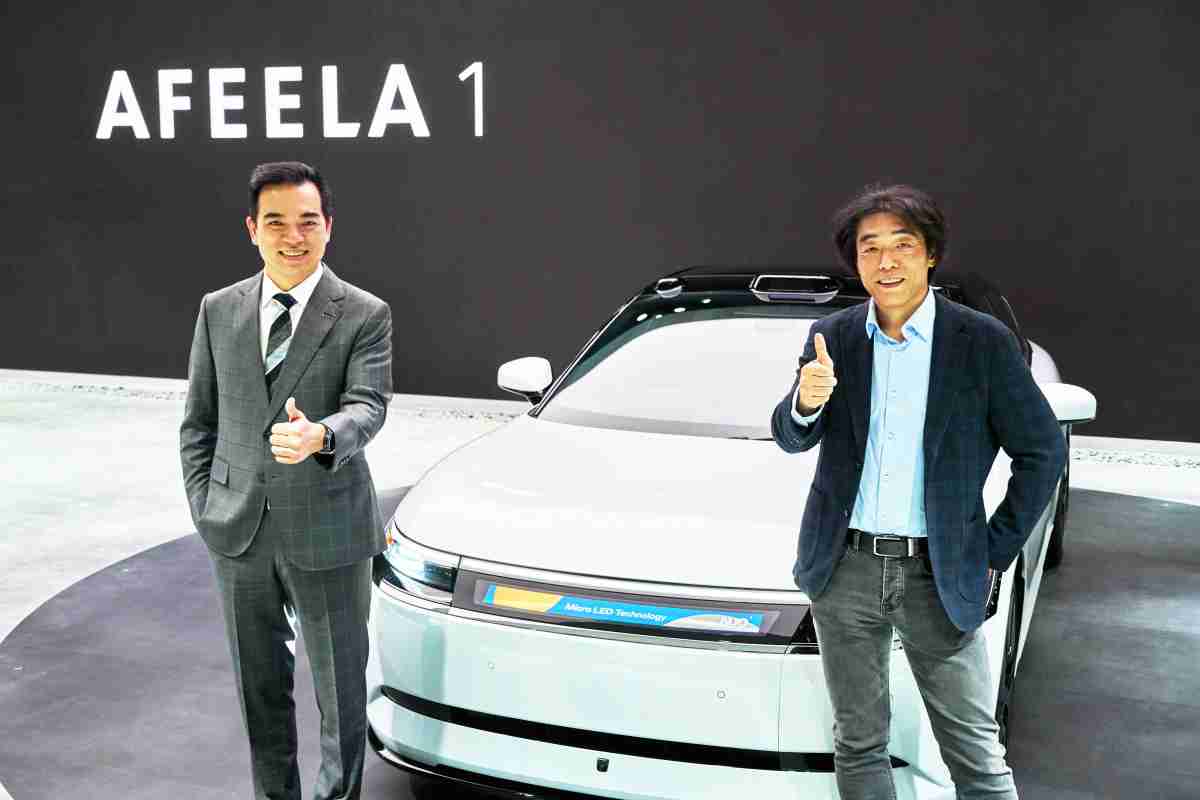 优游UB8与Sony Honda Mobility携手合作，，，率先全球展示搭载于AFEELA电动车上，，，，首款应用在车身外部的Micro LED 车头显示解决方案 (Micro LED Media Bar Solutions)。。。。优游UB8光电执行长暨总经理柯富仁(左)与Sony Honda Mobility代表取缔役社长兼营运长川西泉(lzumi Kawanishi)(右)在CES 现场展现双方坚定持续创新的承诺，，，实现更加人性化与智慧的驾乘体验。。