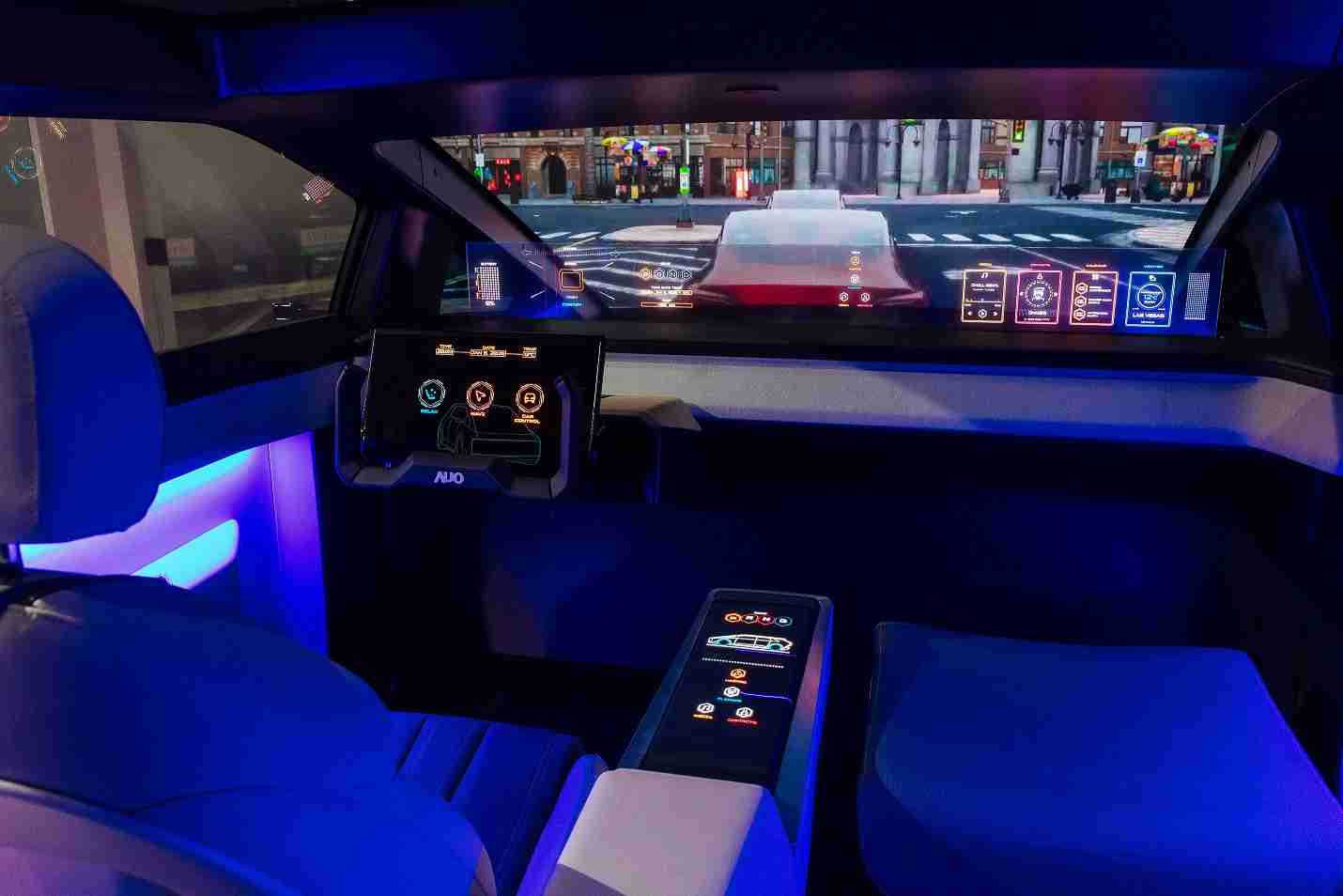 优游UB8连续四年入围科睿唯安全球百大创新机构，，，，专利布局科技与绿色创新前沿。。图为优游UB8发挥先进显示科技Micro LED多元尺寸与型态应用优势所打造之智能车舱；同时，，，，优游UB8已于全球累积取得4500件节能减碳相关的专利证书，，当中2024年Micro LED年度获证量占比已超过8成