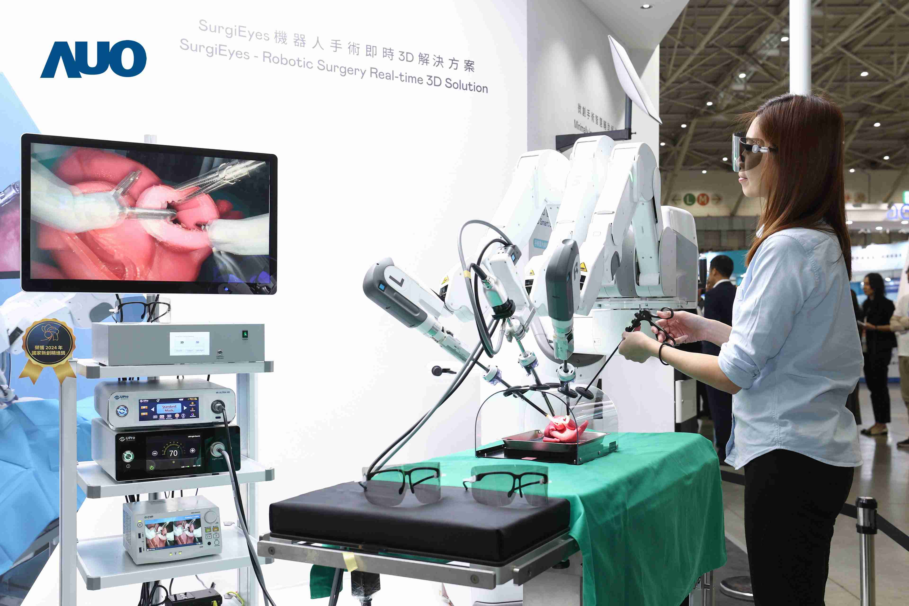 达擎以领先的3D显示技术推出〝SurgiEyes机器人手术实时3D解决方案〞，，，整合先进3D图像处理与独家3D垂直宽视角、、、、广色域的显示技术，，，手术团队可实时同步主刀医师视角看到清晰3D影像，，提升沟通效率与安全性。。。